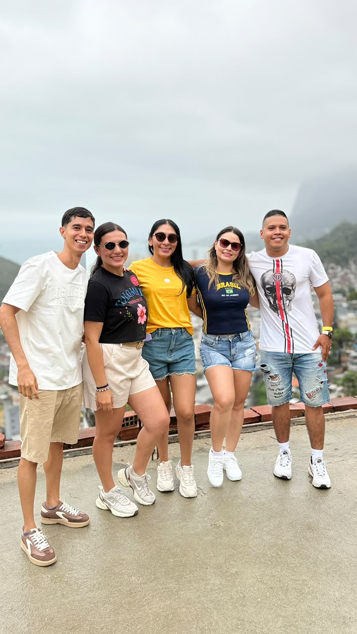 Grupo de turistas em um ponto alto com vista para o Rio